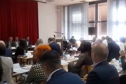 HAOS U SKUPŠTINI GRADA DOBOJ: SNSD režim na silu iznosi neistomišljenike iz skupštinskih klupa