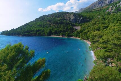 OKOM KAMERE BOSNAINFO Bili smo na skrivenoj rajskoj plaži kod Makarske koju sa razlogom zovu "Dubai“ (FOTO+VIDEO)