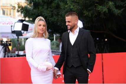 EMIR LAPSUS U VEZI S LIJEPOM MOSTARKOM! Njegova ljubav više nije tajna: Pjevač pokazao djevojku na crvenom tepihu SFF-a! Evo čime se ona bavi