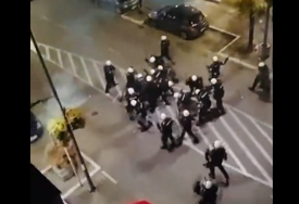 Brutalni snimci iz Valjeva: Policija mlatila prolaznike, izvlačili ljude iz kafića