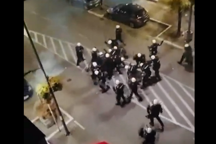 Brutalni snimci iz Valjeva: Policija mlatila prolaznike, izvlačili ljude iz kafića