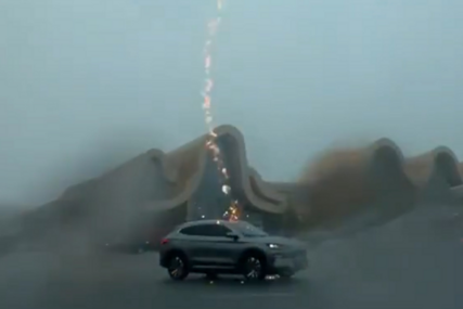 Evo šta se dešava kada grom udari u električni automobil? (VIDEO)
