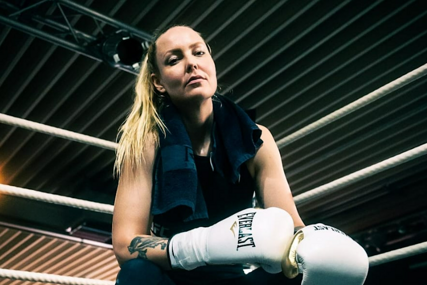 (VIDEO) Bivša njemačka manekenka i kick bokserka prešla na islam