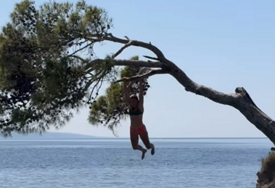 Influenserka skakala sa zaštićenog kamena u Brelima (VIDEO)