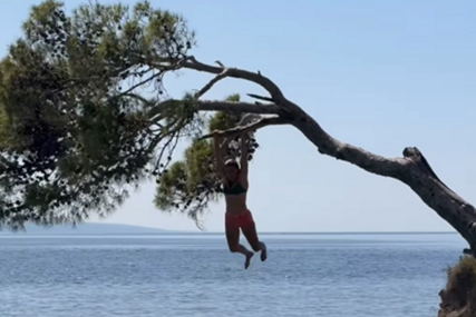 Influenserka skakala sa zaštićenog kamena u Brelima (VIDEO)