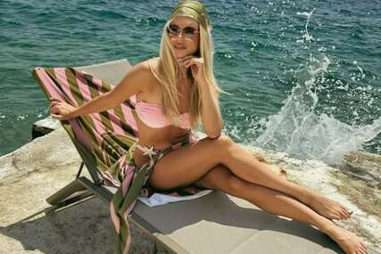 POZNATI PJEVAČ IMA NAJZGODNIJU ŽENU DA ESTRADI Vatrena plavuša pokazala tijelo od milion dolara kad se skine u bikini i 11 godina je mlađa od njega