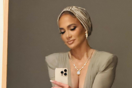 Jennifer Lopez se pohvalila izdanjem iz Egipta: Turban na glavi i duboki dekolte u centru pažnje