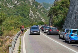 Kilometarske kolone na putu Mostar - Jablanica traju već satima, vozači se mole da ne idu ovim putem