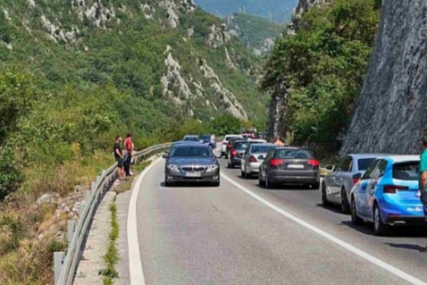 Kilometarske kolone na putu Mostar - Jablanica traju već satima, vozači se mole da ne idu ovim putem
