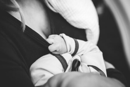 Nutricionistkinja tvrdi: U Srbiji cvjeta crno tržište majčinog mlijeka, piju ga odrasli
