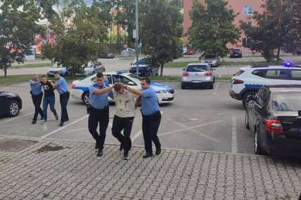 BOKSER  i OTAC NAPRAVILI HAOS Banjalučani uhapšeni zbog napada na policiju sprovedeni u tužilaštvo