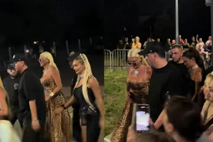 Građani prekinuli koncert, Jelenu Karleušu evakuisala policija (VIDEO)