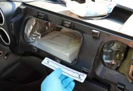 Policija ga zaustavila na autoputu: Umjesto vazdušnog jastuka prevozio 4,3 kilograma kokaina