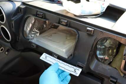 Policija ga zaustavila na autoputu: Umjesto vazdušnog jastuka prevozio 4,3 kilograma kokaina