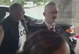 Lavrov stigao na Aljasku, natpis na njegovom džemperu privukao veliku pažnju javnosti (VIDEO)