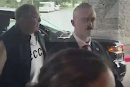 Lavrov stigao na Aljasku, natpis na njegovom džemperu privukao veliku pažnju javnosti (VIDEO)