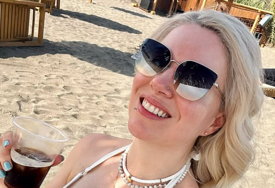 Nekadašnja zvijezda Granda uživa na moru, priznala da se "plaši morskog svijeta": Plivam samo do bova" (FOTO)