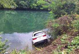 Drama na Vrbasu: Skupocjeni mercedes završio u rijeci, vatrogasci spašavali povrijeđene