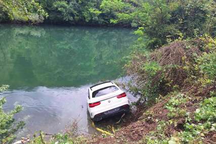 Drama na Vrbasu: Skupocjeni mercedes završio u rijeci, vatrogasci spašavali povrijeđene