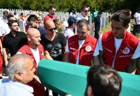 KOLONA VOZILA HITNE POMOĆI U ZNAK POČASTI STRADALOJ DOKTORICI Klanjana dženaza djevojci koju je ubila stijena kod Foče