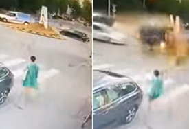Zastrašujuća snimka nesreće u Banjoj Luci, žena u zadnjoj sekundi izbjegla da je automobil pregazi