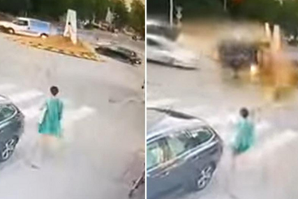Zastrašujuća snimka nesreće u Banjoj Luci, žena u zadnjoj sekundi izbjegla da je automobil pregazi