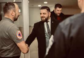 Nihad Aličković dobio poziv Suda zbog isticanja transparenta generalu Mehmedu Alagiću u Sarajevu (FOTO)