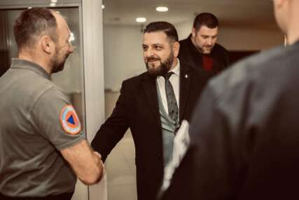 Nihad Aličković dobio poziv Suda zbog isticanja transparenta generalu Mehmedu Alagiću u Sarajevu (FOTO)