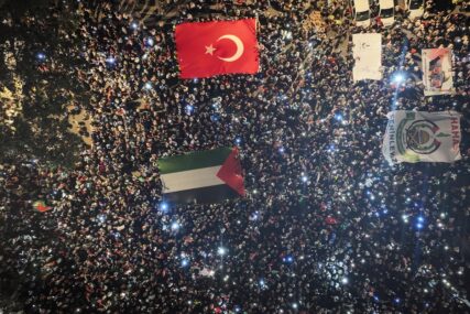 Hiljade ljudi u Istanbulu na protestnom maršu protiv genocida i gladi u Gazi (FOTO)