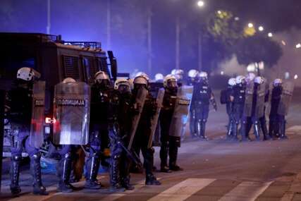 Ponovo sukobi u Beogradu: Demonstranti polupali prostorije SNS-a, reagovala žandarmerija