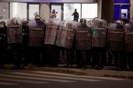 Novi protesti u Srbiji: Kordoni policije spriječili građane da priđu zgradi RTS-a
