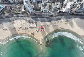 Poruka "Zaustavite Bibijev rat" na plaži u blizini Ambasade SAD-a u Tel Avivu (FOTO)
