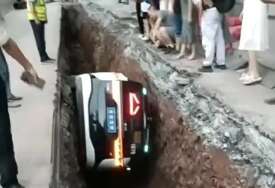 Kina: Robotaksi pao u kanal na gradilištu, izvlačili putnicu pomoću merdevina