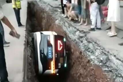 Kina: Robotaksi pao u kanal na gradilištu, izvlačili putnicu pomoću merdevina
