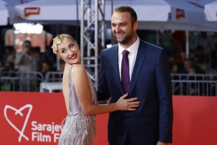 Mona Muratović ponovo na crvenom tepihu, otkrila zbog čega je nedavno prošetala bosa
