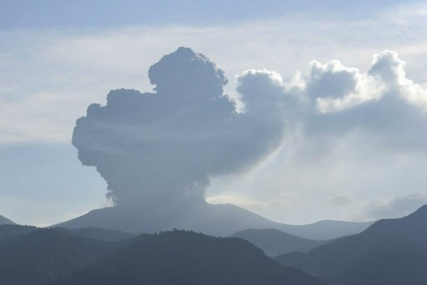 Eruptirao "Shinmoe" u Japanu, izbacuje dim 5,5 kilometara uvis