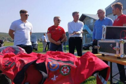 Uručena nova oprema za službe zaštite i spašavanja USK-a, stigao kamion od skoro 100.000 KM