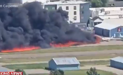 DRAMATIČNI SNIMCI Avion se srušio na pistu i udario u više parkiranih aviona