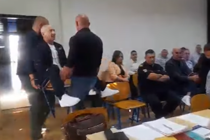 Nevjerovatan snimak: U Doboju skupštinskog odbornika iznijeli sa stolicom