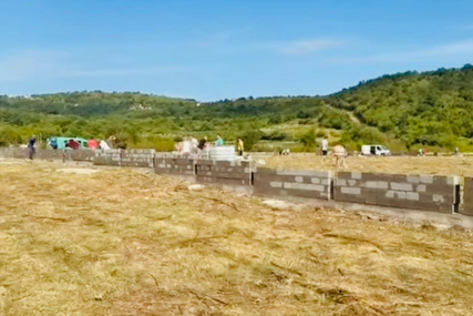 JEDINSTVEN NASTAVAK BORBE ZA PRAVO I DOSTOJANSTVO: Bošnjaci Stoca uspješno privode kraju izgradnju zida oko mezaristana