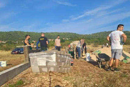 Više od 100 stolačkih Bošnjaka otpočelo zidanje zida oko budućeg mezaristana