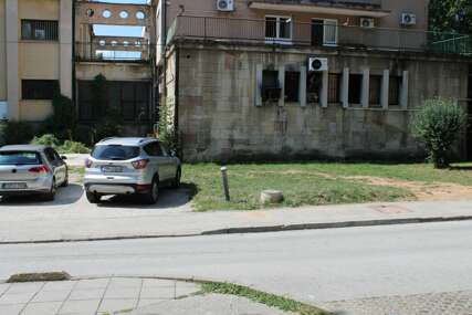 Okom kamere: Ni nakon 8 mjeseci u Jošaničkoj nisu postavili stub ulične rasvjete koji je zimus srušen zbog klizališta