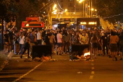 Burna noć u Srbiji: Policija bacala suzavac i dimne bombe na demonstrante (FOTO+VIDEO)