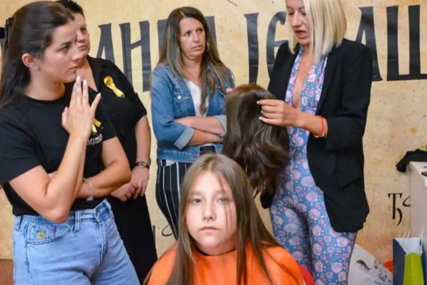 Humanost na djelu: Stotinu građana Teslića darovalo kosu za perike mališanima