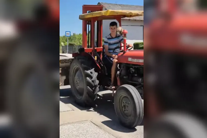 Nevjerovatna scena s puta: Internet se pita šta prevozi dječak sa traktorom (VIDEO)