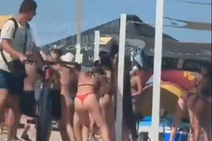 (VIDEO) Žene se potukle na plaži: Svemu prethodilo puštanje muzike, uključili se i muškarci