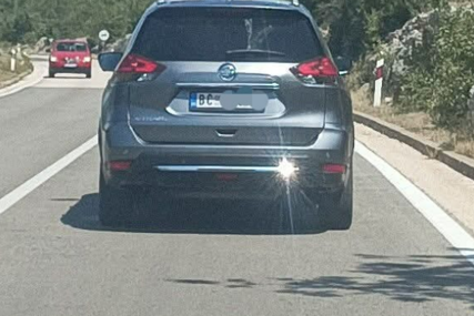 Ponašanje turista na cesti zgrozilo javnost! Pogledajte šta mu djeca rade