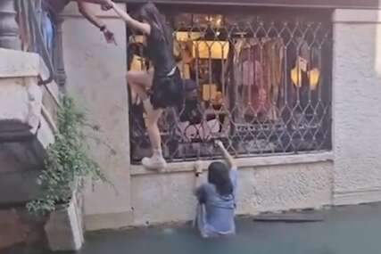 VIDEO Turisti snimali selfije pa potopili gondolu u Veneciji