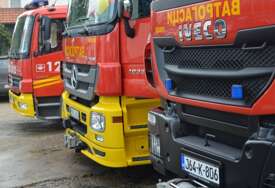 Vatrogasci gase požar na napuštenom objektu u centru Bijeljine