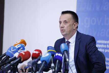 Lakić tvrdi da je jedan razlog svih problema u namjenskoj industriji i poručio: Ne damo milimetar vlasništva